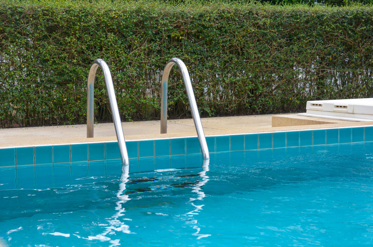 V bazénu ve Francii byla nalezena těla staršího britského páru. (Ilustrační foto)