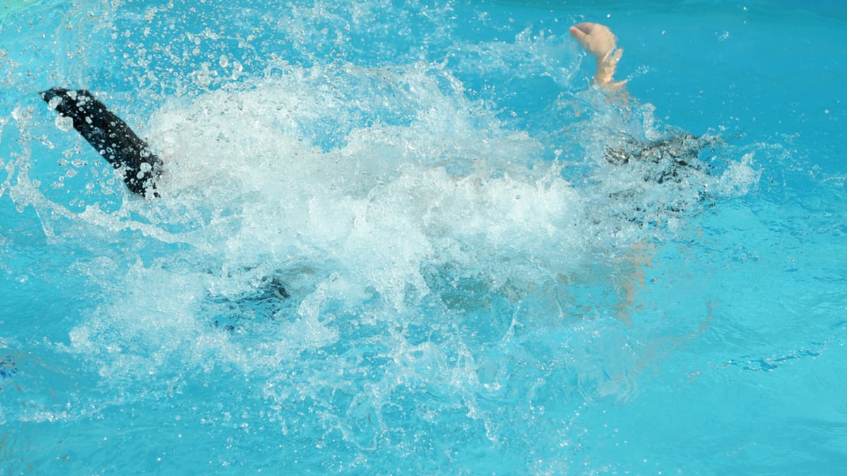 Dítě v bazénu - ilustrační foto