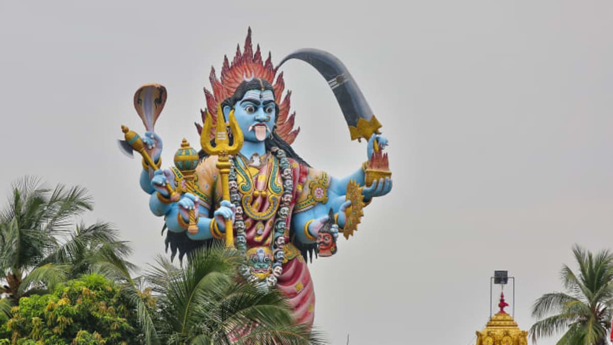 Obrovská socha hinduistické bohyně Kálí u chrámu v Kadalooru.
