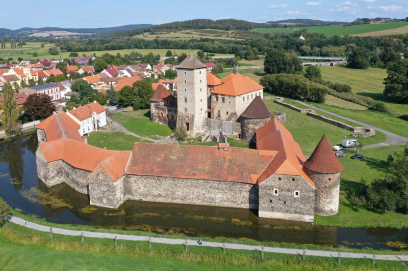 Vodní hrad Švihov coby statek ze Tří oříšků pro Popelku