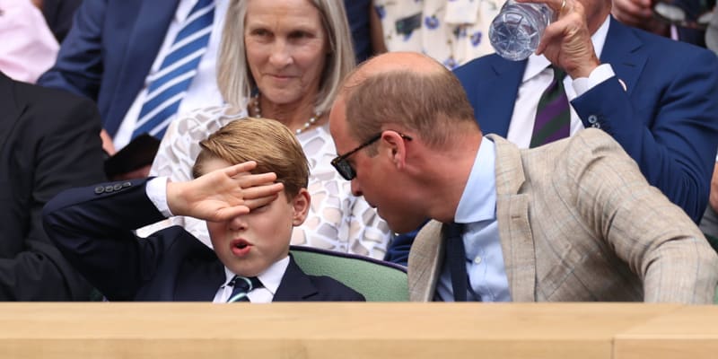 Princ George si premiérové posezení v lóži wimbledonského centrkurtu užíval.