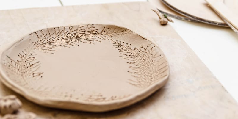 Můžete vytvořit i kulatý talířek, podle šablony z lepenky