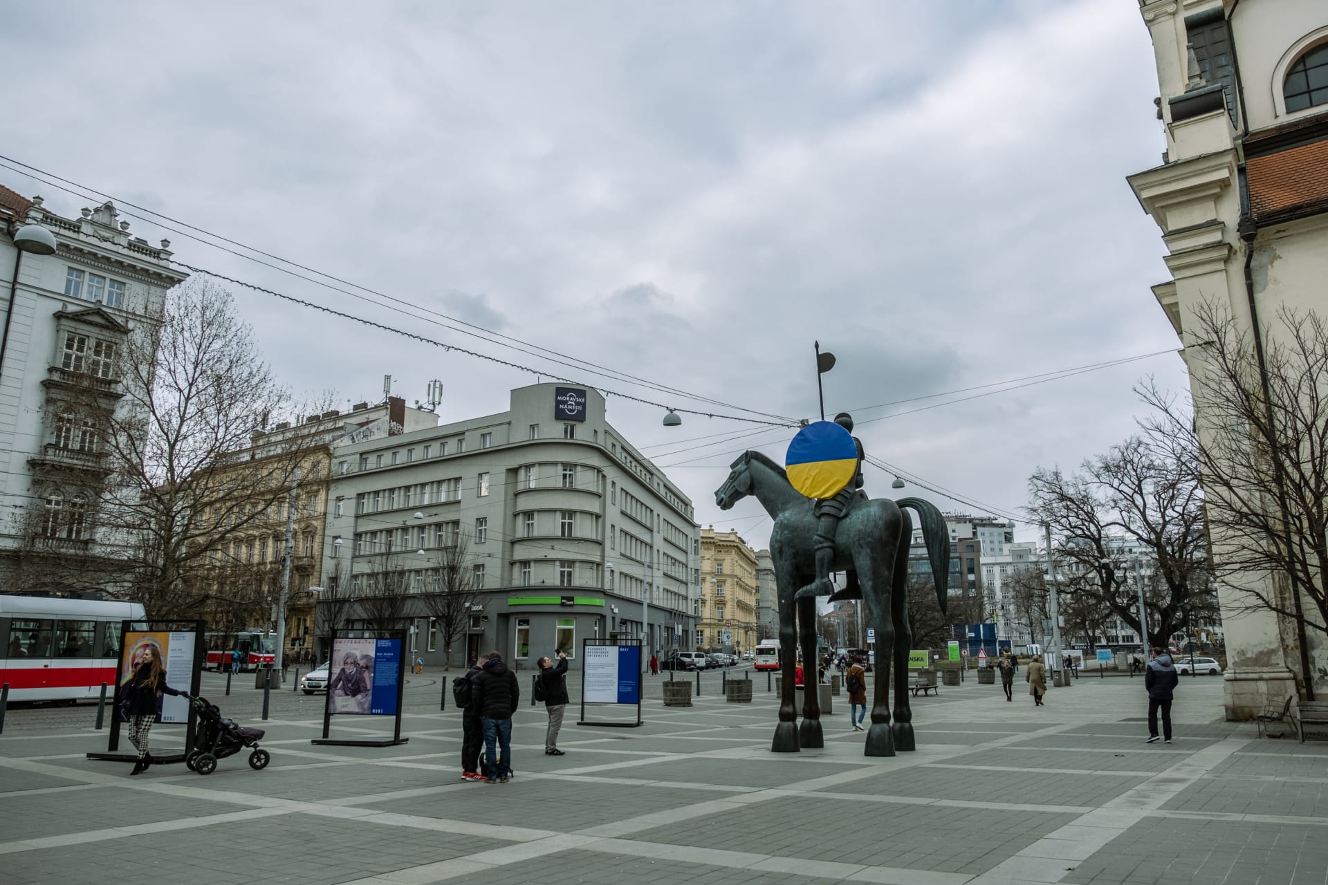 Ukrajinská vlajka se na štít jezdecké sochy Jošta Lucemburského na brněnském Moravském náměstí zřejmě již nevrátí.