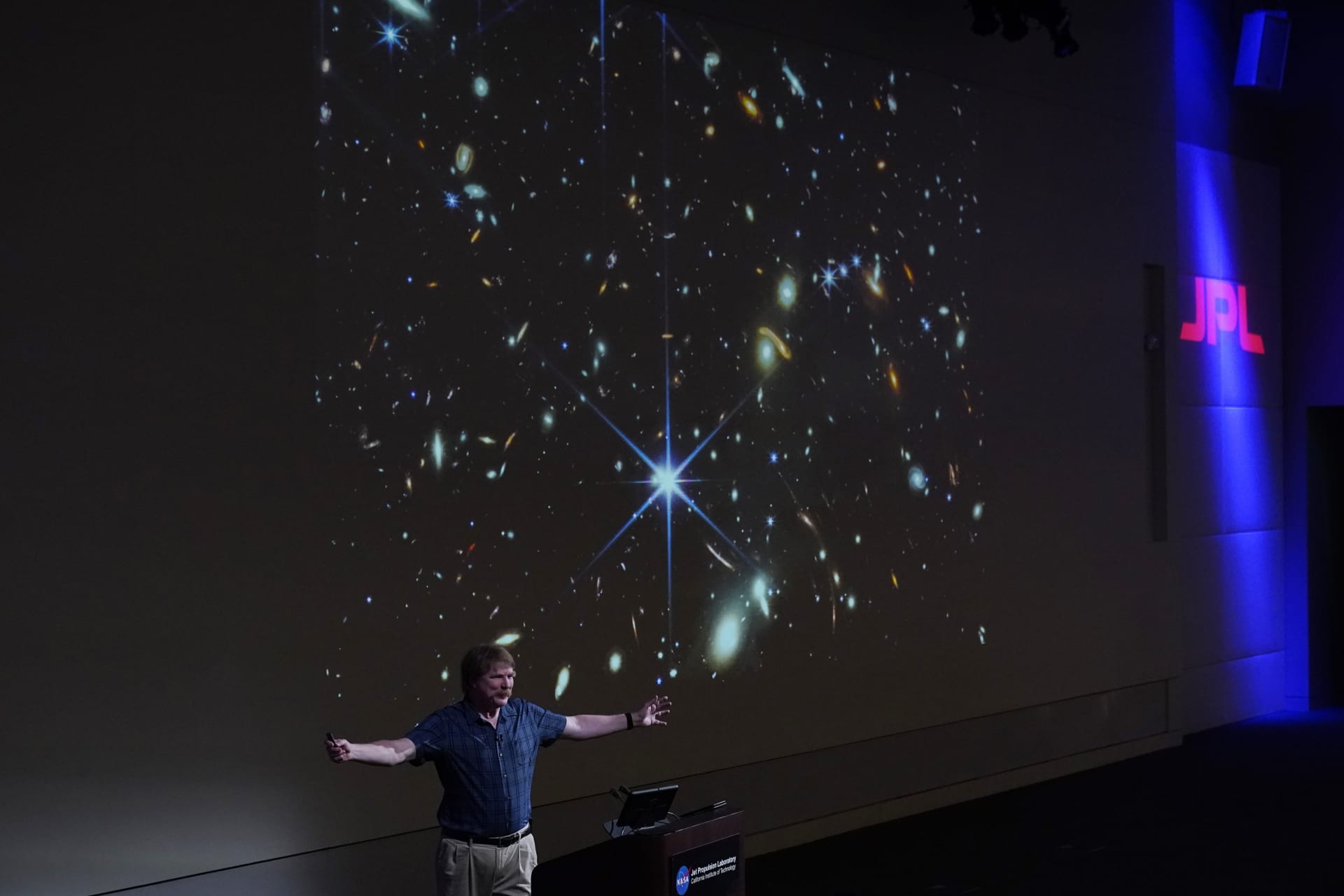 NASA ukázala snímky z teleskopu Jamese Webba, zachycují galaxie či mlhoviny