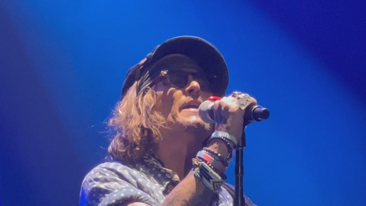 V pondělí Johnny Depp vystoupil jako speciální host na koncertě legendárního muzikanta Jeffa Becka a jeho fanynky šly do kolen. 