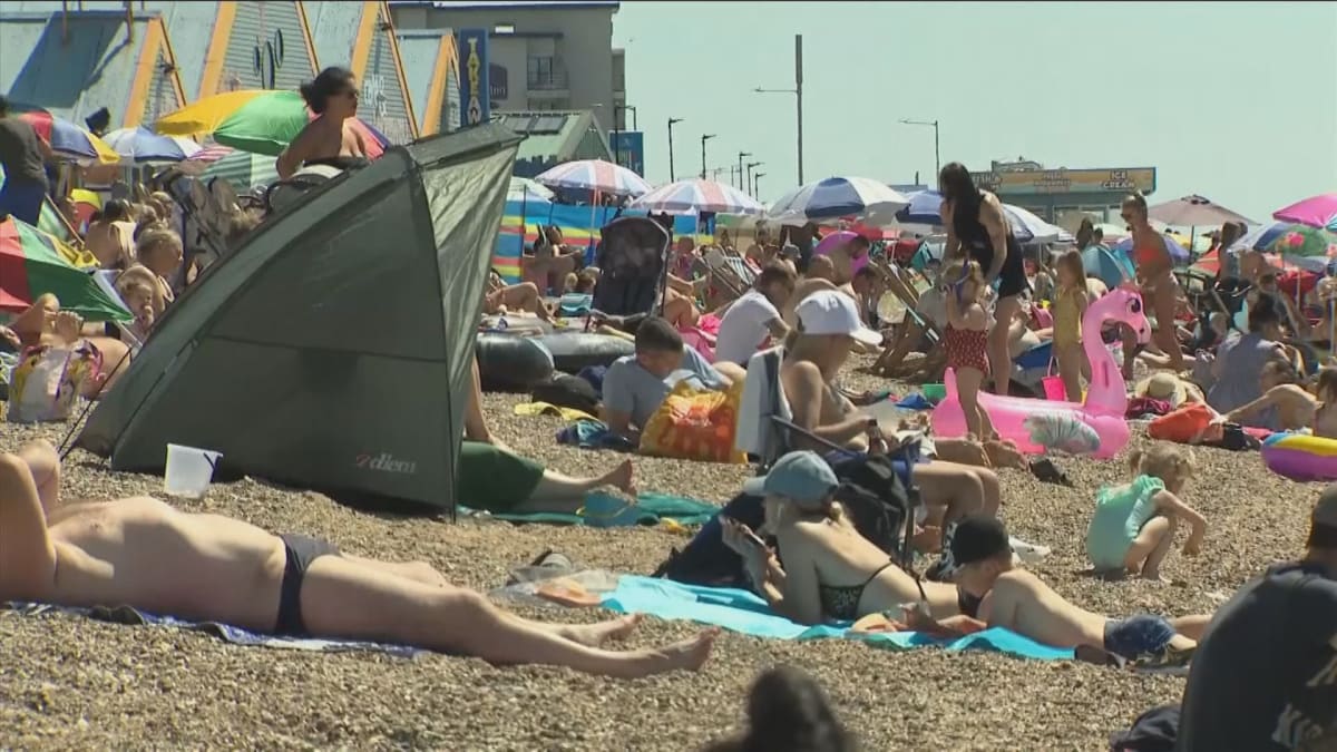 Evropu sužují vysoké teploty. Lidé vyráží na pláže,  hrozí ale vznik požárů. 