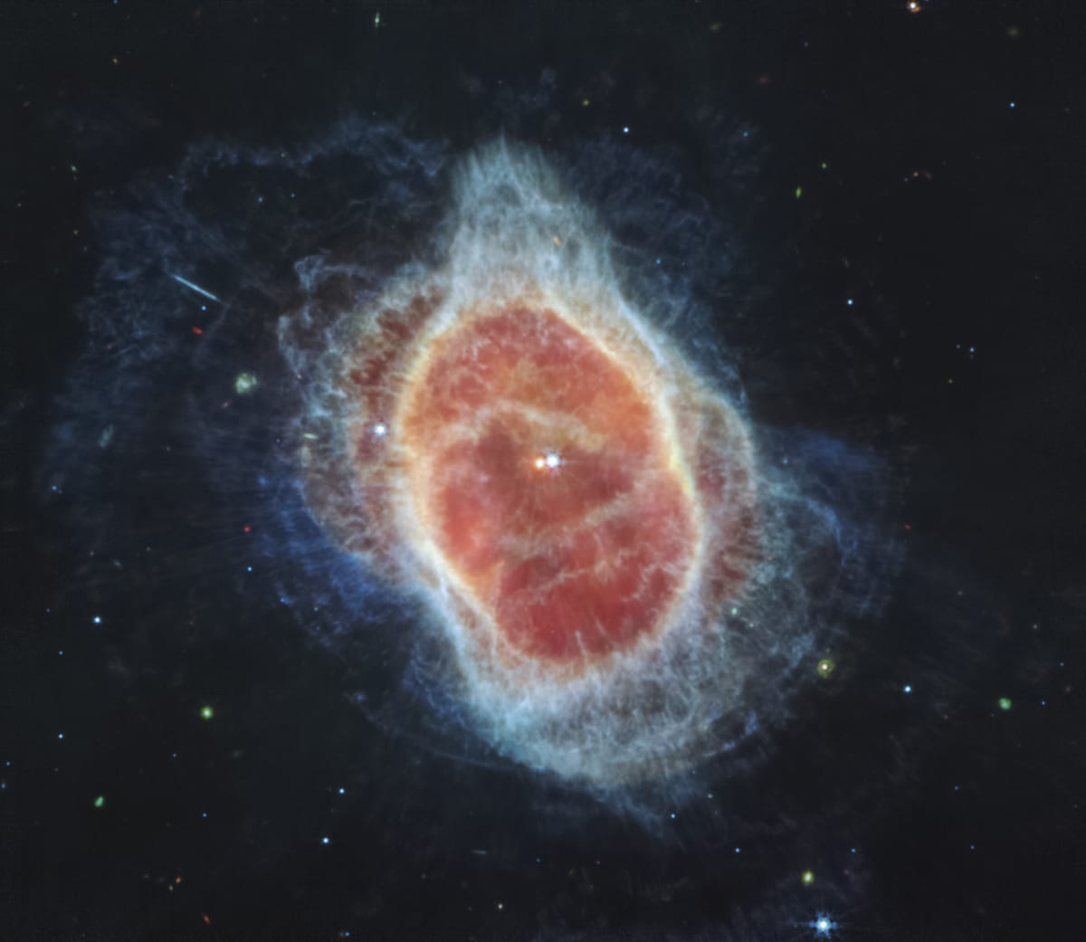 NASA ukázala snímky z teleskopu Jamese Webba. Na tomto je NGC 3132 také známá jako Eight-Burst Nebula. Jedná se o planetární mlhovinu v souhvězdí Plachet, kterou se povedlo vůbec poprvé zaznamenat v takovémto rozlišení.