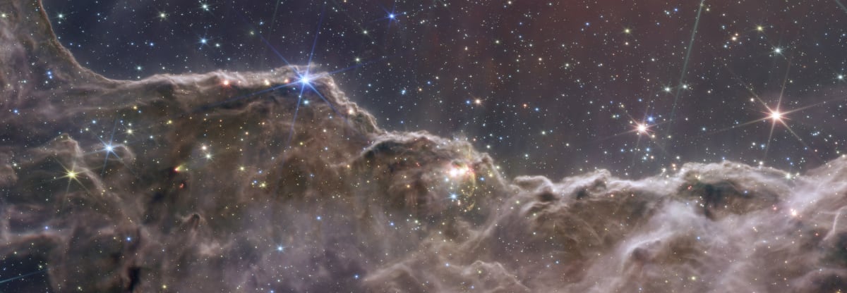 NASA ukázala snímky z teleskopu Jamese Webba. Tento unikátní snímek zachycuje místo formování hvězd v mlhovině Carina (NGC 3372). Jedná se o velkou a jasnou emisní mlhovinu v souhvězdí Lodního kýlu.