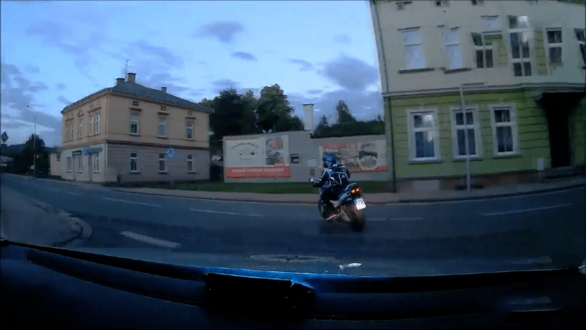 Motorkář nechtěl do vězení, kličkoval městem před policisty
