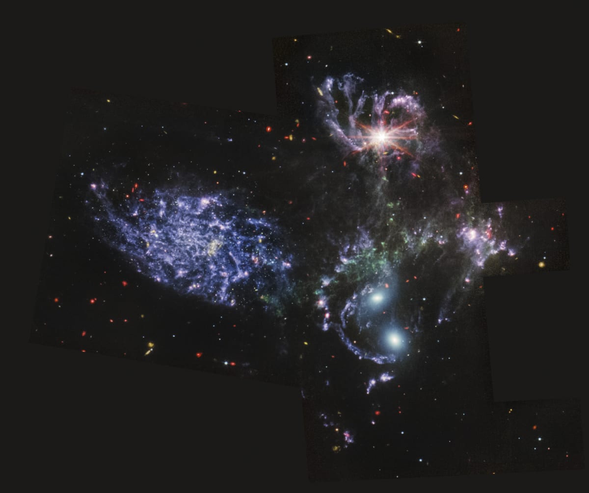 NASA ukázala snímky z teleskopu Jamese Webba. Na tomto je zachycen Stephanův kvintet, tedy skupina pěti galaxií v souhvězdí Pegase přibližně 300 milionů světelných let od Země.