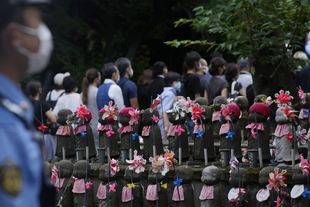 Japonsko se loučí s bývalým premiérem Šinzóem Abem, který se stal obětí atentátu. Pohřeb se odehrál 12. července 2022 v chrámu Zodžódži.