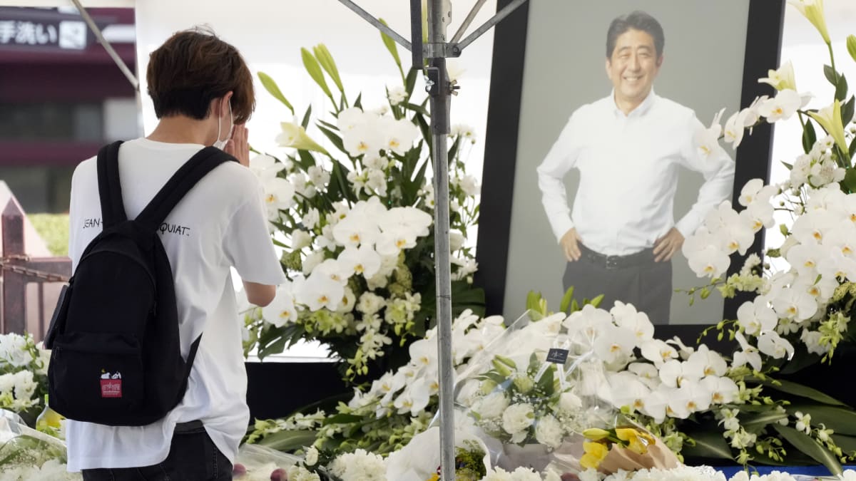Japonsko se loučí s bývalým premiérem Šinzóem Abem, který se stal obětí atentátu. Pohřeb se odehrál 12. července 2022 v chrámu Zodžódži.