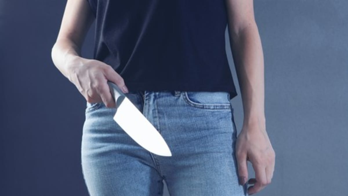 Žena útočí kuchyňským nožem
