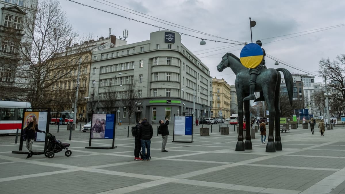 Ukrajinská vlajka se na štít jezdecké sochy Jošta Lucemburského na brněnském Moravském náměstí zřejmě již nevrátí.