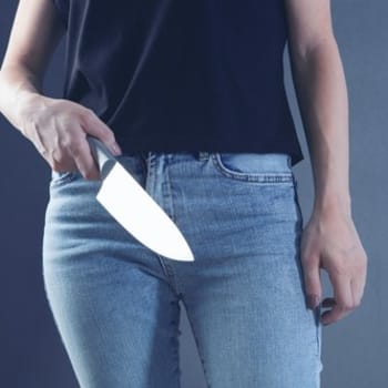 Žena útočí kuchyňským nožem