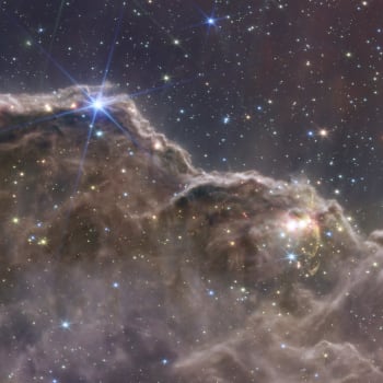 NASA ukázala snímky z teleskopu Jamese Webba. Tento unikátní snímek zachycuje místo formování hvězd v mlhovině Carina (NGC 3372). Jedná se o velkou a jasnou emisní mlhovinu v souhvězdí Lodního kýlu.