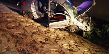 Vážná nehoda na Českolipsku: Opilý mladík naboural do mostu, posádka utrpěla těžká zranění