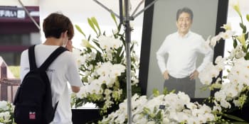 Sbohem, Abe. Japonci se loučí se zavražděným expremiérem, někteří se slzami v očích
