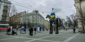 Vlajku Ukrajiny na brněnském Joštovi podpořil i Dolejš z KSČM. Odpůrce označil za debily