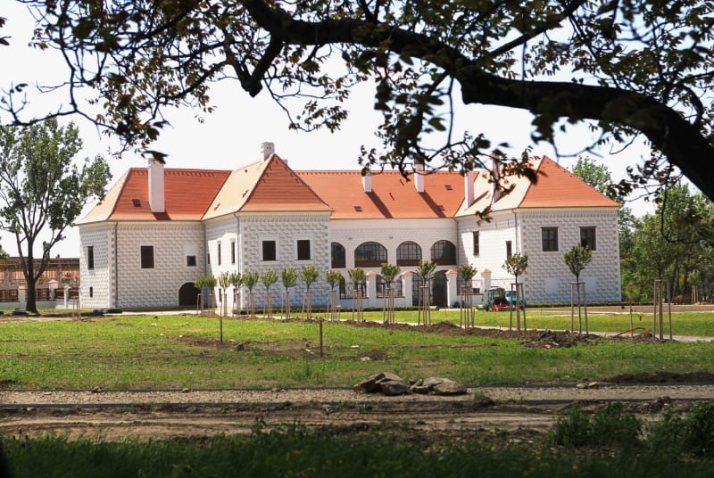 Podnikatel Bronislav Vala zrekonstruoval chátrající zámek ve Valči.