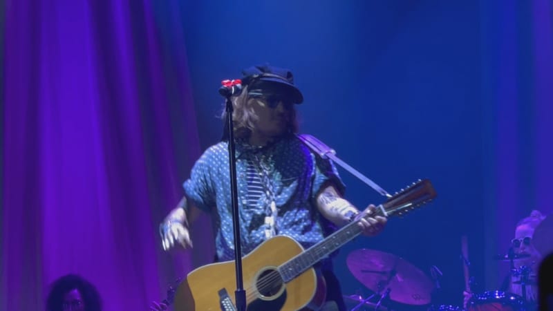 Kytarista Jeff Beck a herec Johnny Depp zahráli v pražském O2 universu.