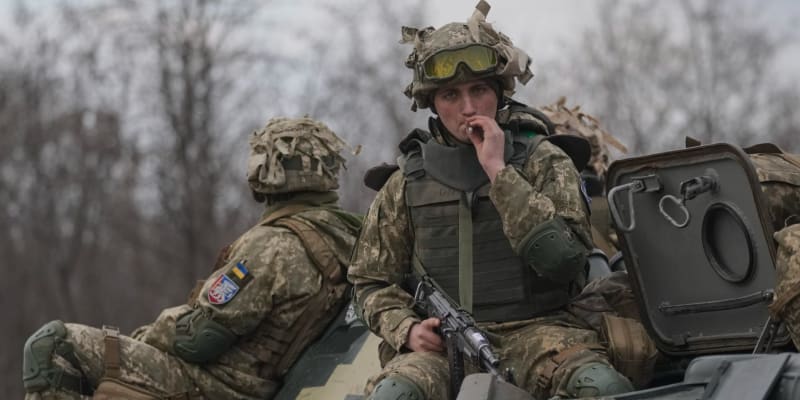 Ukrajinští vojáci míří na frontu.