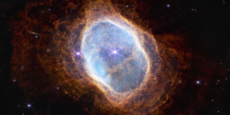 NASA ukázala snímky z teleskopu Jamese Webba. Na tomto je zachycena velmi jasná hvězda uprostřed mlhoviny NGC 3132.