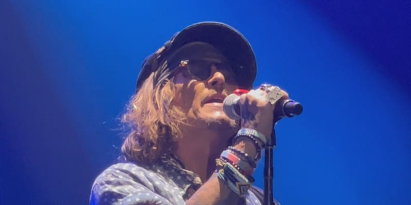 V pondělí Johnny Depp vystoupil jako speciální host na koncertě legendárního muzikanta Jeffa Becka a jeho fanynky šly do kolen. 
