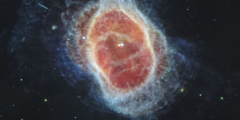 NASA ukázala snímky z teleskopu Jamese Webba. Na tomto je NGC 3132, také známá jako Eight-Burst Nebula. Jedná se o planetární mlhovinu v souhvězdí Plachet, kterou se povedlo vůbec poprvé zaznamenat v takovémto rozlišení.