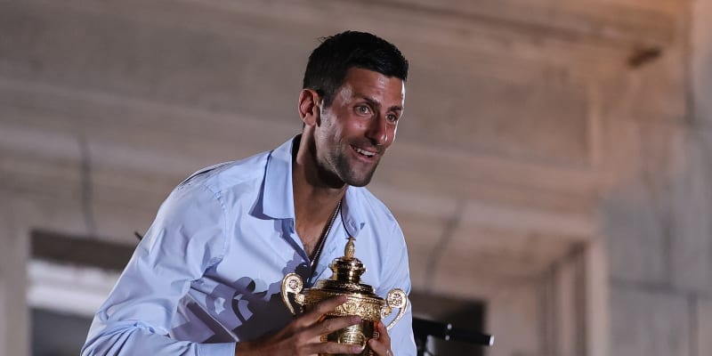 Novak Djokovič dorazil s wimbledonskou trofejí do Bělehradu.