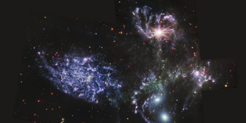 NASA ukázala snímky z teleskopu Jamese Webba. Na tomto je zachycen Stephanův kvintet, tedy skupina pěti galaxií v souhvězdí Pegase přibližně 300 milionů světelných let od Země.