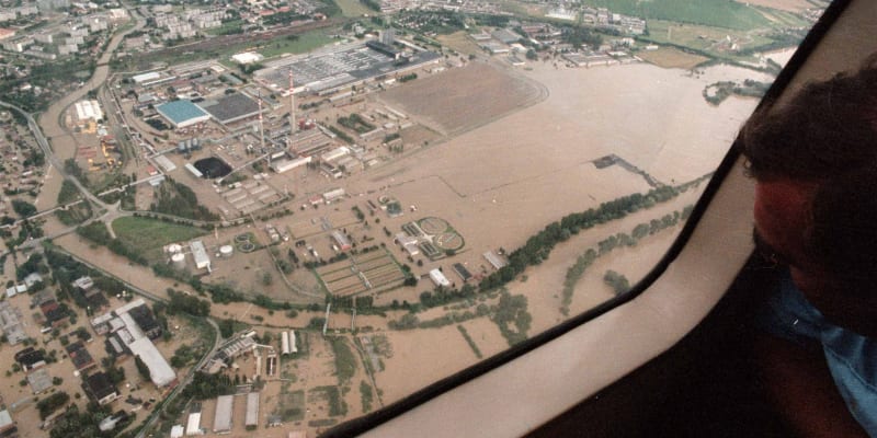 Zaplavené předměstí Otrokovic během povodní v roce 1997