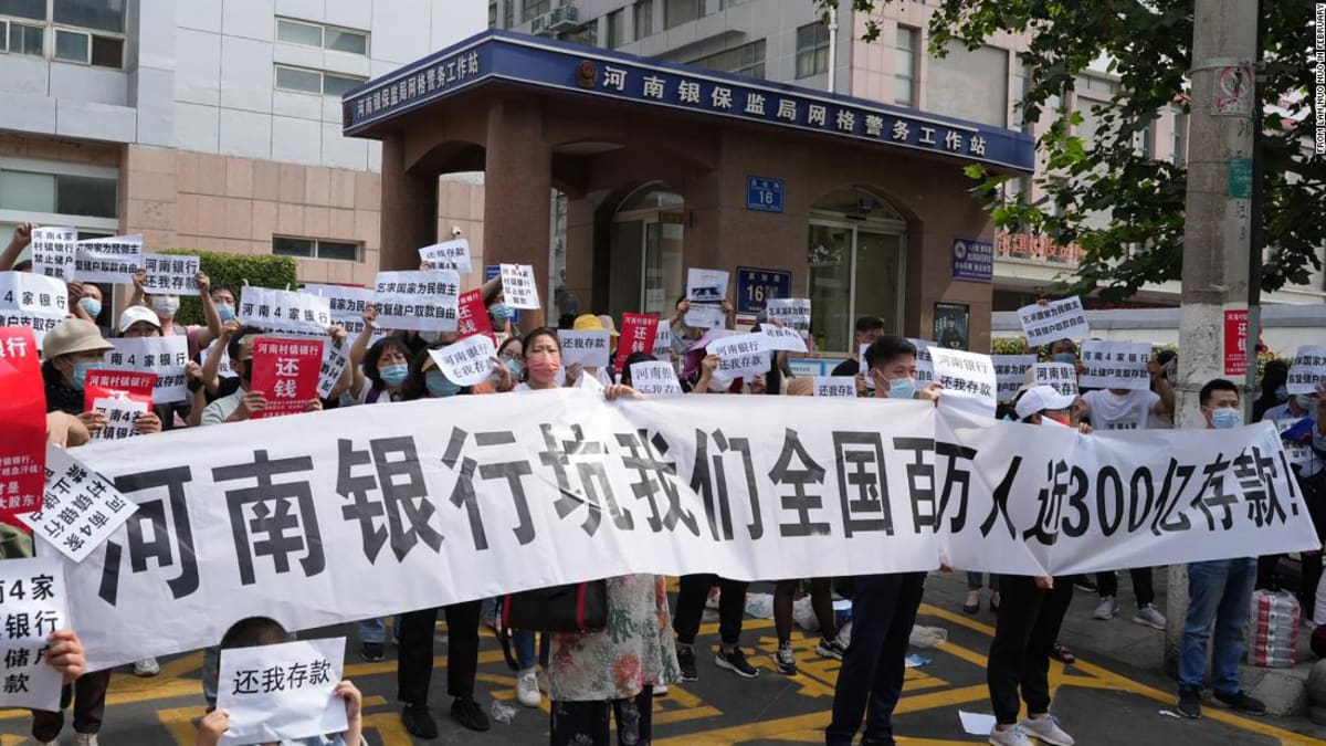 Střadatelé protestují před pobočkou čínského bankovního a pojišťovacího regulačního úřadu v Che-nanu. Požadují zpět své peníze poté, co byly jejich prostředky zmrazeny.