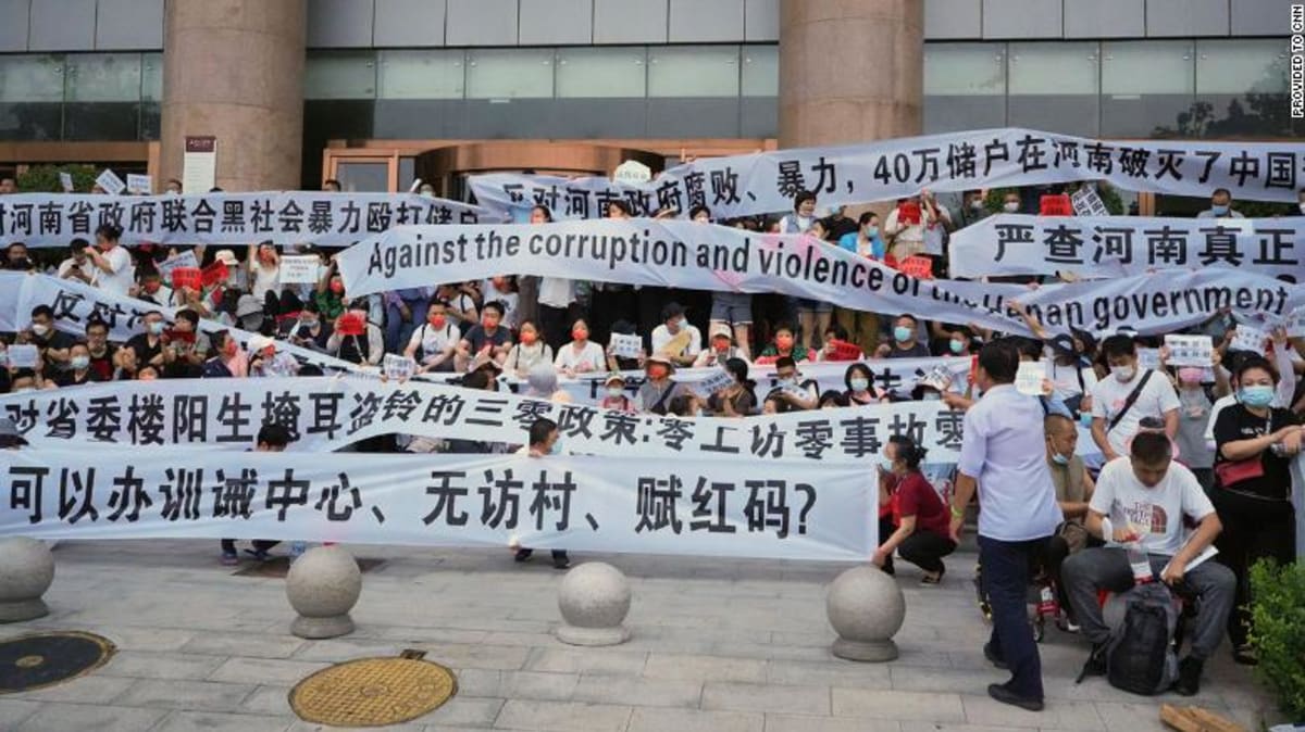 Transparent, který v Čínštině zní: Čtyři sta tisícům vkladatelů byl v Che-nanu zmařen jejich Čínský sen.