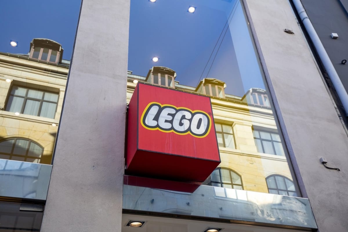 Dánská firma vyrábějící stavebnice Lego ohlásila 12. července uzavření více než 80 prodejen v Rusku. 