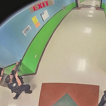 Unikl videozáznam ze zásahu ve škole v texaském Uvalde.