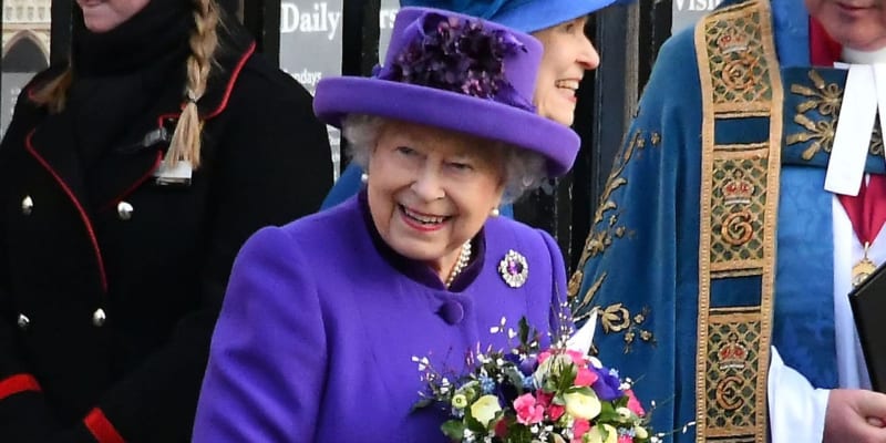 Královna Alžběta II. v zářivém kostýmku v roce 2019
