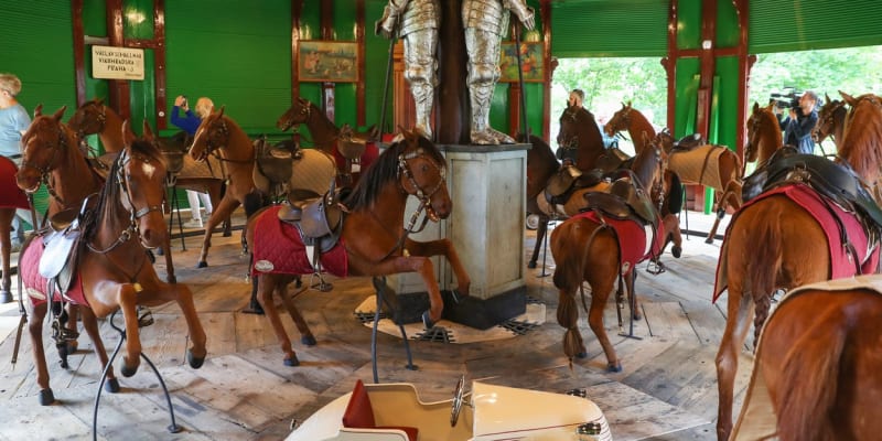 Nově opravený kolotoč s renovovanými koni, který je jedním ze dvou nejstarších dochovaných podlahových kolotočů v Evropě, se roztočil v pondělí 11. července 2022 v den 128. výročí od reinstalace a kolaudace na Letné 