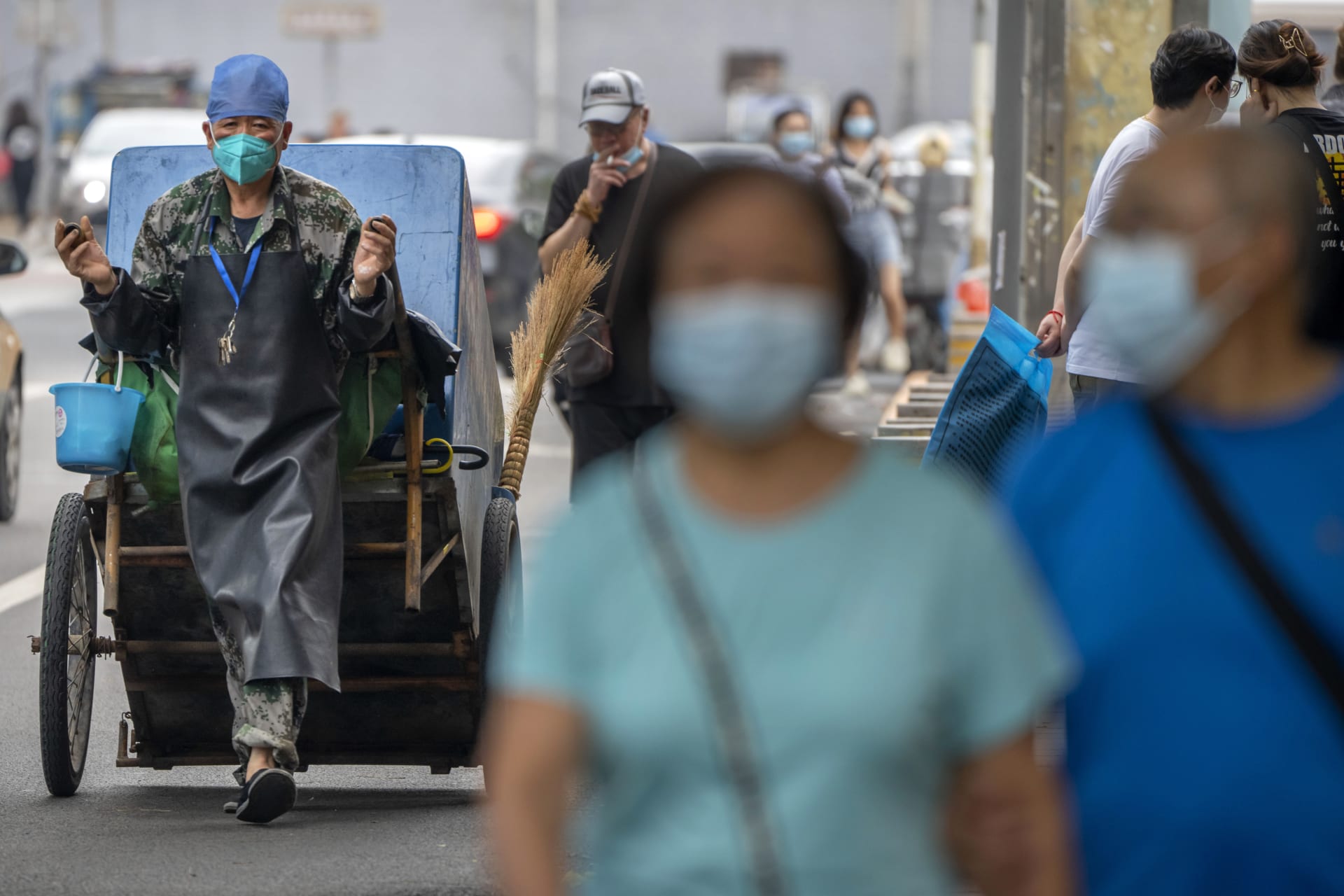 Velká čínská města se potýkají s další vlnou pandemie koronaviru. Kvůli subvariantě omikronu musí podstoupit test miliony lidí.
