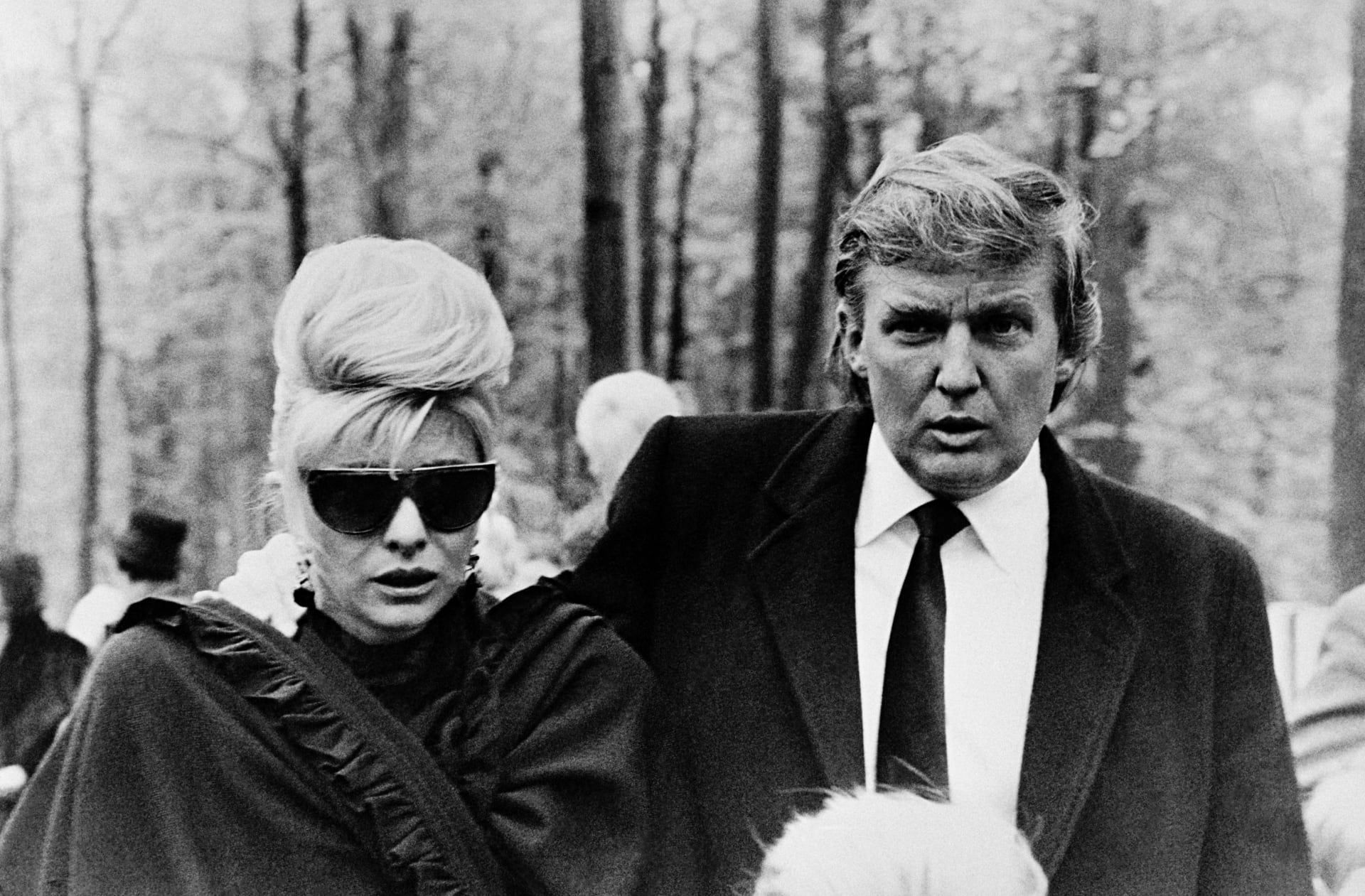 Donald Trump s Ivanou Trumpovou na pohřbu jejího otce (rok 1990)