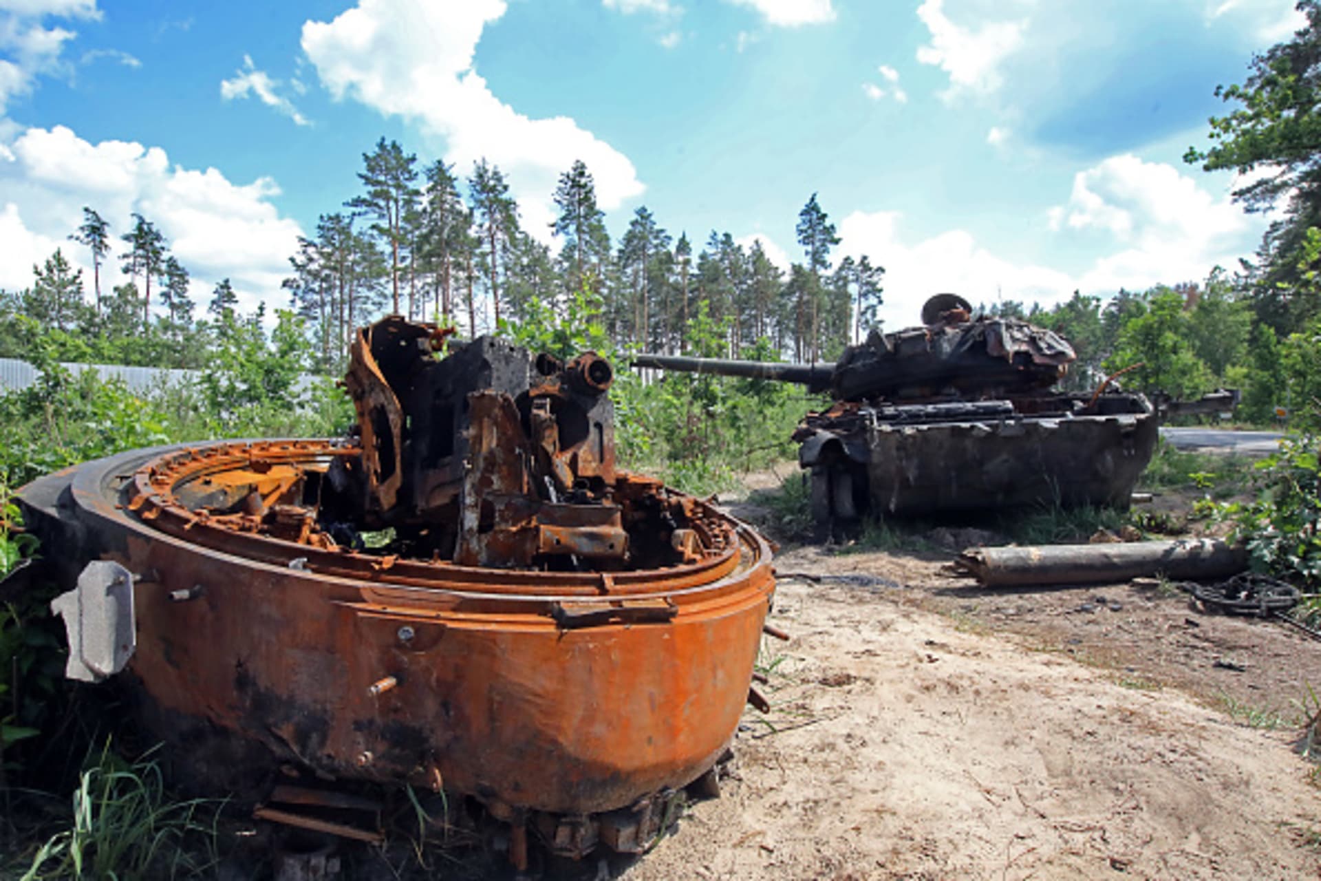 Zničené ruské vojenské vozidlo v Kyjevské oblasti