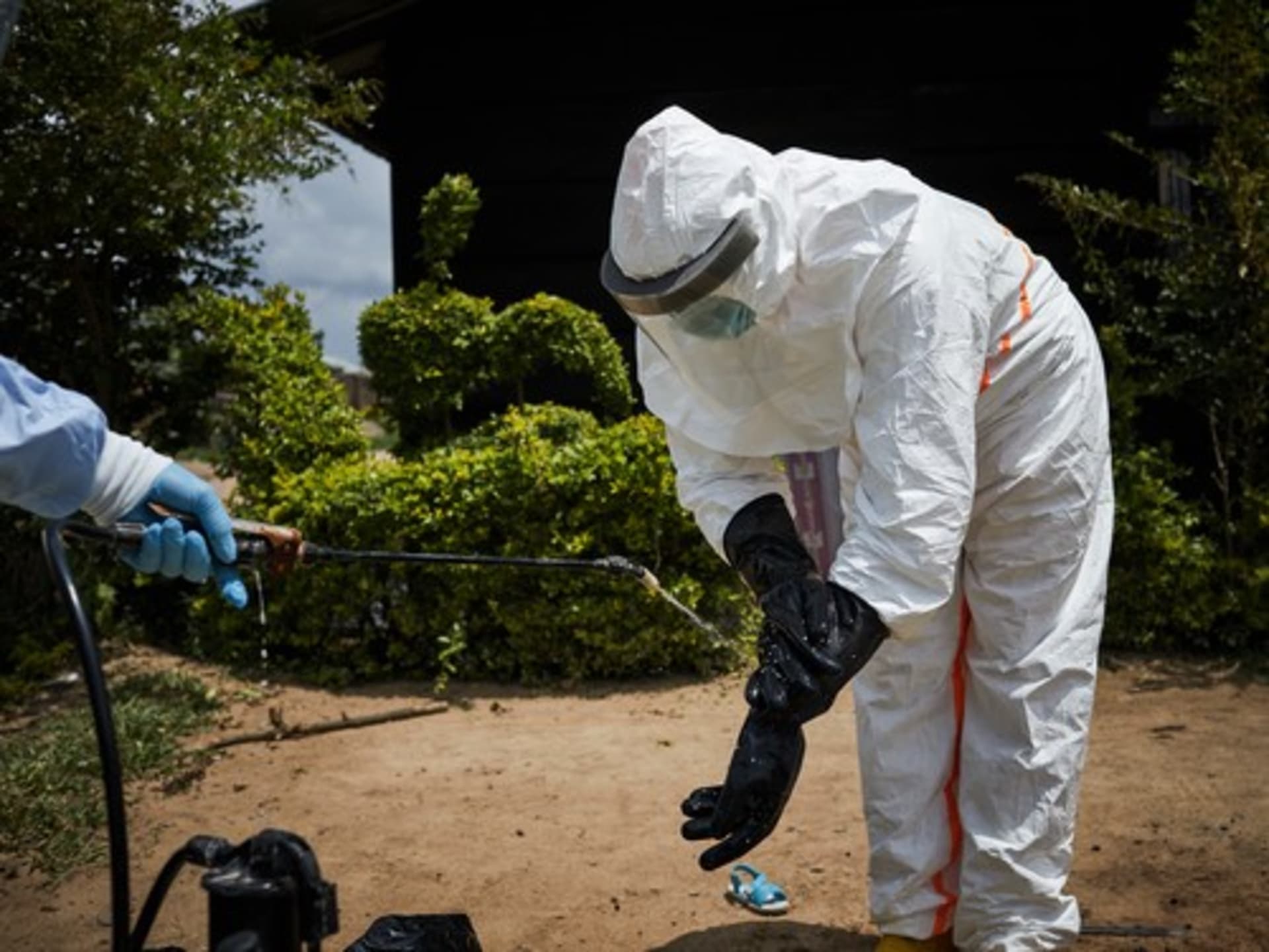 Dezinfekce domů během epidemie eboly v Demokratické republice Kongo v roce 2019