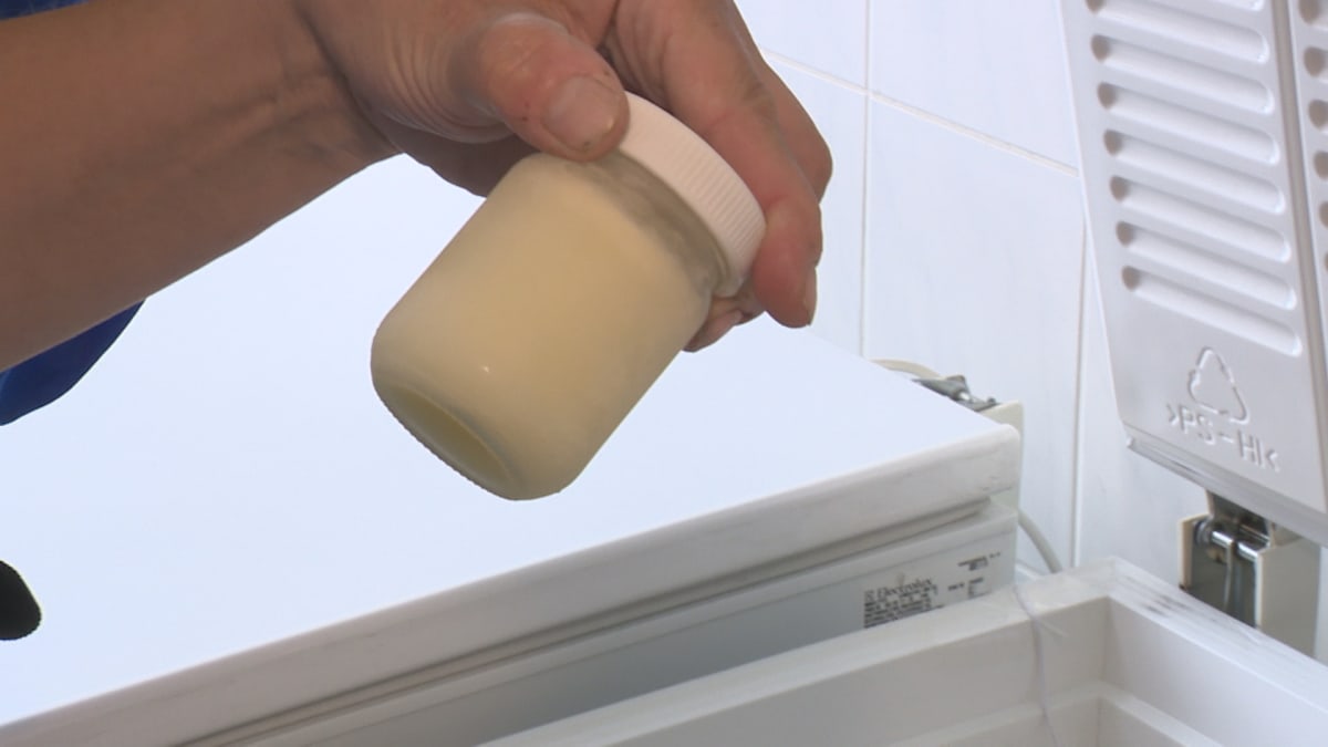 Mléčným bankám dochází mateřské mléko