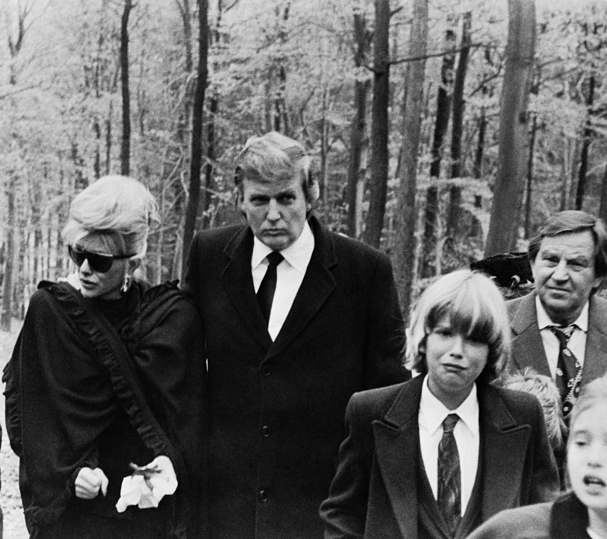 Donald Trump s Ivanou Trumpovou na pohřbu jejího otce. (Rok 1990)
