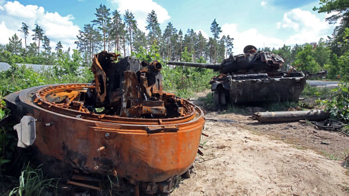 Zničené ruské vojenské vozidlo v Kyjevské oblasti