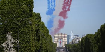 Sledujte velkolepou přehlídku v Paříži. Francouzi slaví výročí dobytí Bastily