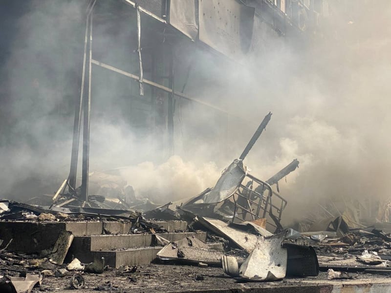 Následky ruského raketového útoku na město Vinnycja 