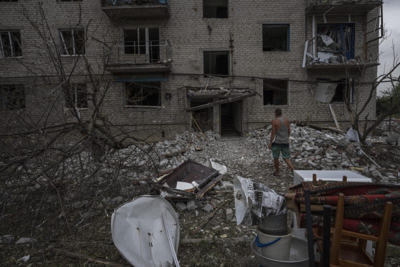 Následky ruského raketového útoku na město Časiv Jar, který si vyžádal několik desítek obětí. 