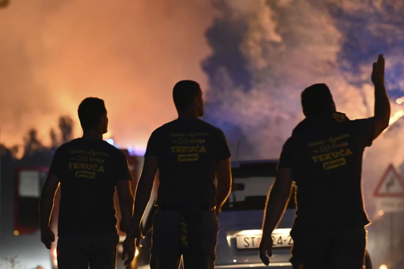 Při velkém požáru nedaleko chorvatského města Šibenik se lidé musejí evakuovat pomocí lodí. Desítkám hasičů pomáhá i armáda.