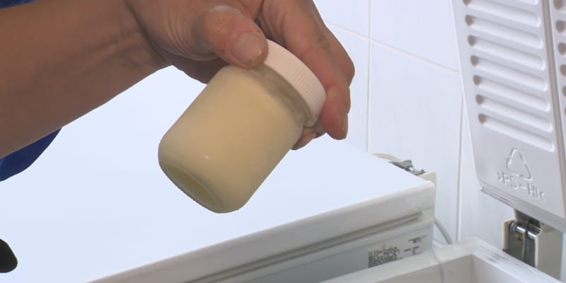 Mléčným bankám dochází mateřské mléko